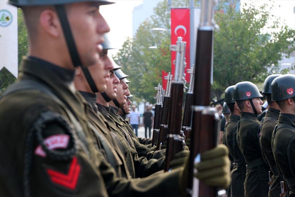 <p>30 Ağustos Zafer Bayramı ve Türk Silahlı Kuvvetleri Günü dolayısıyla Bolu’da çeşitli etkinlikler düzenlendi. Düzenlenen etkinlikler kapsamında Demokrasi Meydanı'nda resmi geçit töreni düzenlendi.</p>

<p> </p>
