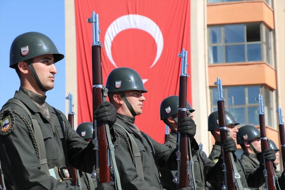 <p>Erzincan'da 30 Ağustos Zafer Bayramı dolayısıyla Ordu Caddesi üzerinde tören düzenlendi.</p>

