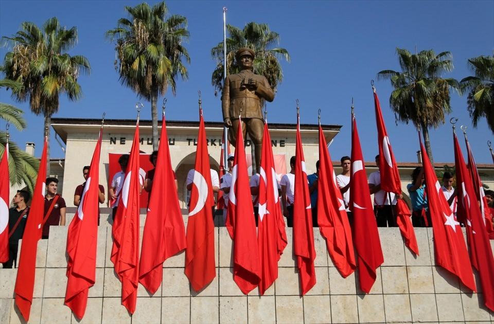 <p>Mersin'de 30 Ağustos Zafer Bayramı dolayısıyla Cumhuriyet Alanı'nda tören düzenlendi. Törene öğrenciler de katıldı.</p>

<p> </p>
