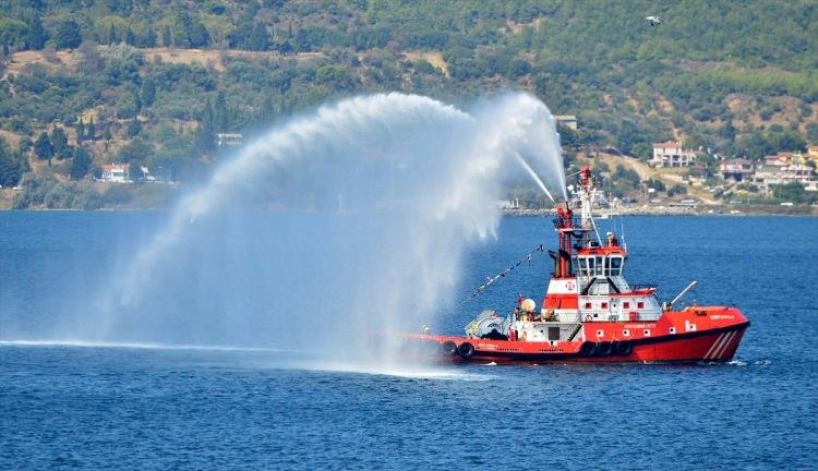 <p>Çanakkale'de 30 Ağustos Zafer Bayramı dolayısıyla Kordon Boyu'nda tören düzenlendi. Törenler kapsamında Kıyı Emniyeti Genel Müdürlüğüne ait römorkörler su üstünde görsel şov yaptı.</p>
<p> </p>