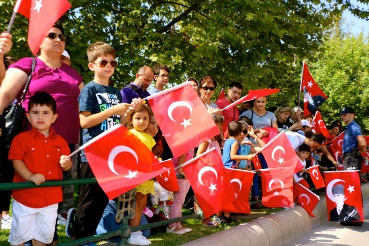 <p>Eskişehir'de 30 Ağustos Zafer Bayramı dolayısıyla tören düzenlendi. Törene vatandaşlar ilgi gösterdi.</p>
<p> </p>