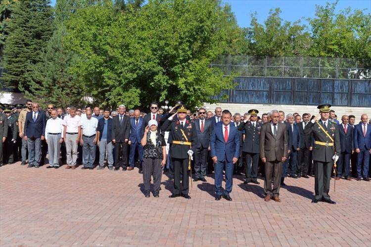 <p>30 Ağustos Zafer Bayramı'nın 96. yıl dönümü Tunceli'de düzenlenen törenle kutlandı. Törende Tunceli Valisi ve Belediye Başkan Vekili Tuncay Sonel'in yanına çağırdığı kadın, asker selamı vererek saygı duruşunda bulundu.</p>
<p> </p>