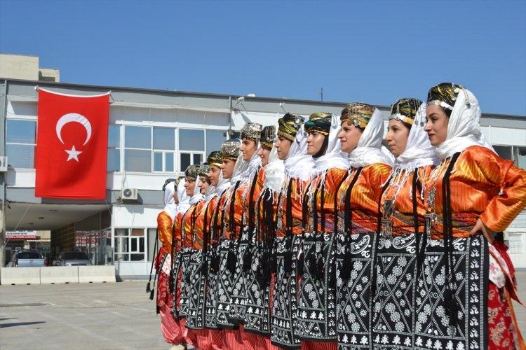 <p>30 Ağustos Zafer Bayramı’nın 96'ıncı yıldönümü Adıyaman Valiliği bahçesinde yapılan törenle kutlandı. Halk Eğitim Merkezi, Halk Oyunları ekibi gösteri sergiledi.</p>