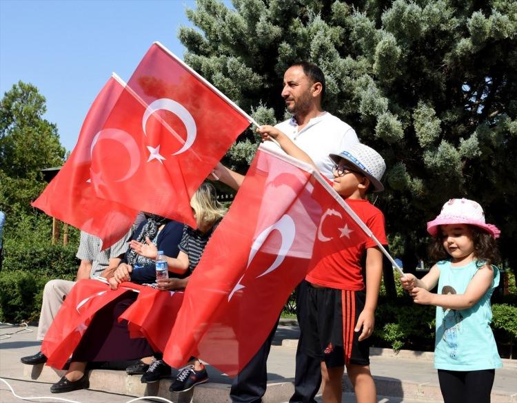 <p>Kırıkkale'de gerçekleştirilen 30 Ağustos Zafer Bayramı kutlamaları, Cumhuriyet Meydanında düzenlenen törenle kutlandı.</p>
<p> </p>