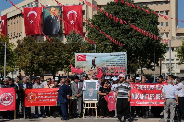 <p>Gaziantep'te 30 Ağustos Zafer Bayramı dolayısıyla 15 Temmuz Demokrasi Meydanı'nda tören düzenlendi.</p>
