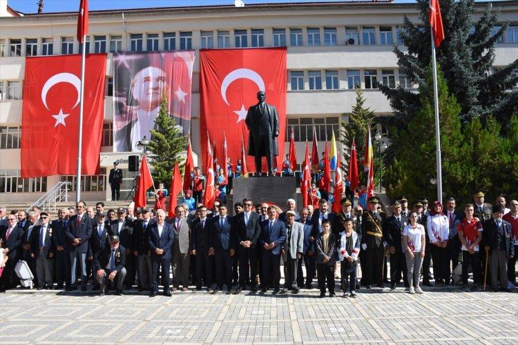<p>Gümüşhane'de, 30 Ağustos Zafer Bayramı'nın 96. yıl dönümü kutlamaları kapsamında tören düzenlendi. Törenin ardından katılımcılar hatıra fotoğrafı çektirdi.</p>