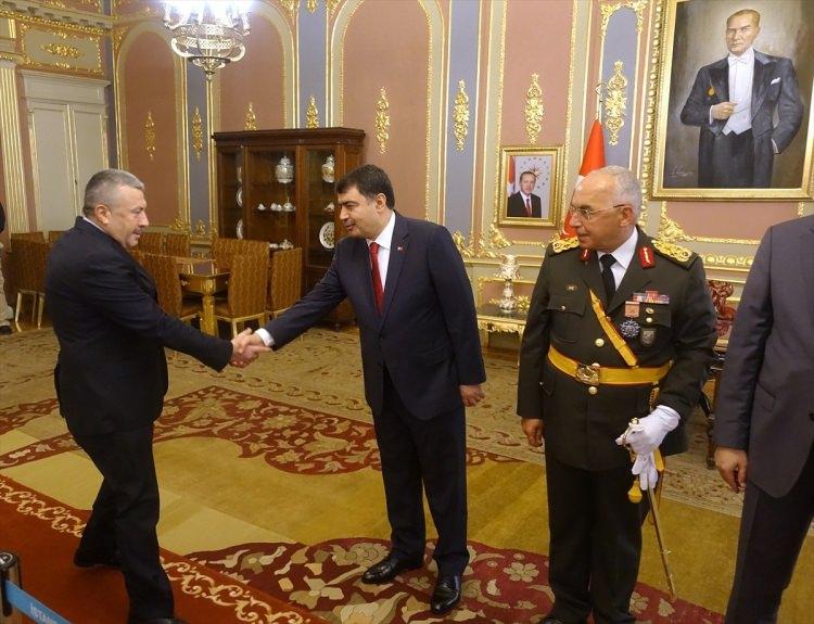 <p>İstanbul Valisi Vasip Şahin (ortada) ile Birinci Ordu Komutanı Orgeneral Musa Avsever (sağda), 30 Ağustos Zafer Bayramı dolayısıyla tebrikleri kabul etti. Valilikte düzenlenen programa İstanbul Emniyet Müdürü Mustafa Çalışkan da (solda) katıldı.</p>
<p> </p>