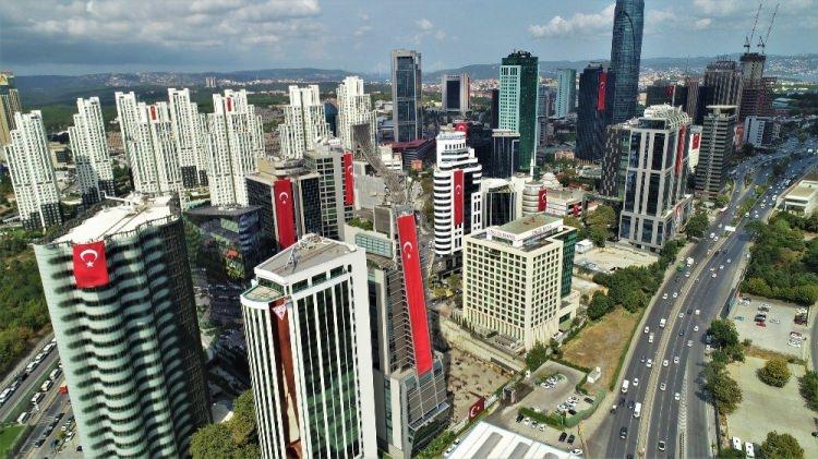 <p>30 Ağustos Zafer Bayramı dolayısıyla megakent İstanbul’da birçok gökdelene dev Türk bayrakları asıldı.</p>
