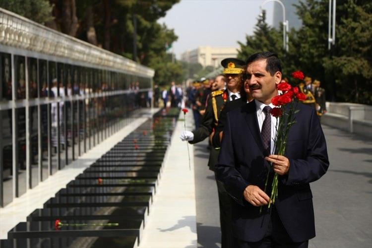 <p>Türk Silahlı Kuvvetleri Günü ve 30 Ağustos Zafer Bayramı nedeniyle Bakü'deki Türk Şehitliği'nde tören yapıldı. Törene, Türkiye'nin Bakü Büyükelçisi Erkan Özoral, Askeri Ateşe Tuğgeneral Zafer Ocak, KKTC Bakü Temsilcisi Ufuk Turganer, Azerbaycan'da faaliyet gösteren Türk kurum ve kuruluşların temsilcileri, büyükelçilik ve ataşelik çalışanları ile iş adamları katıldı. Özoral ve beraberindekiler, Azerbaycan Şehitler Hiyabanı'nı da ziyaret etti.</p>
<p> </p>