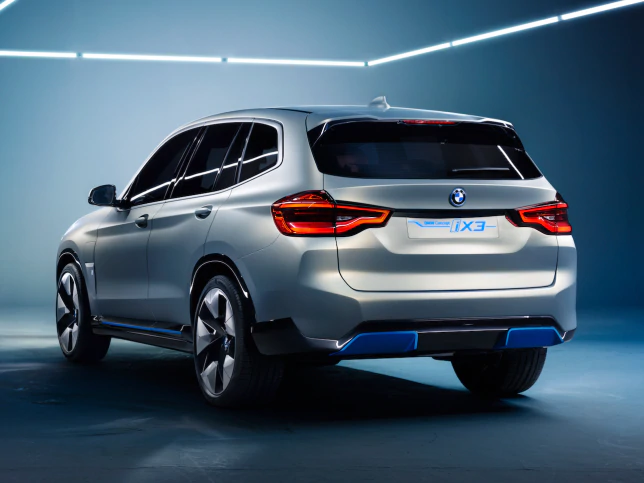 <p>BMW tarafından açıklanan verilere göre iX3 yaklaşık 250 mil menzile sahip olacak ve 270 beygir gücü üretebilecek. </p>

<p> </p>

