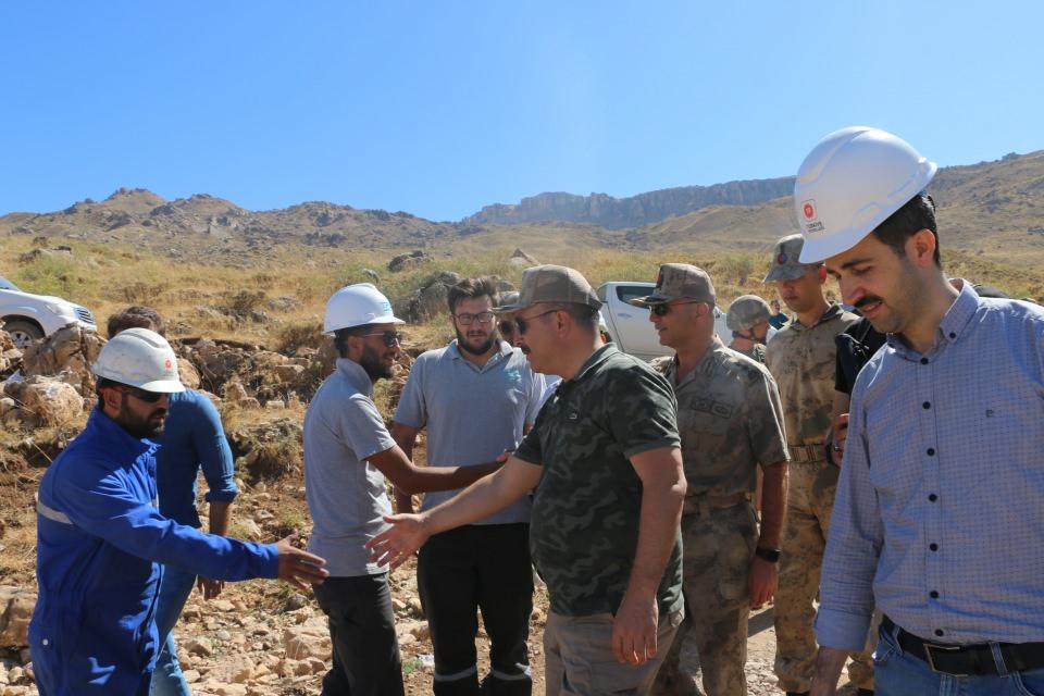 <p><strong>"2 aylık bir çalışma sonucunda petrol bulacağız" </strong><br />
Bölgenin terörden tamamen temizlenme aşamasına gelindiğini aktaran Vali Atik, "Şu an Pervari ilçemizin Herekol dağlarının eteklerindeyiz. Bulunduğumuz nokta 2 bin 42 rakımlı, daha önce buralar terör örgütü tarafından yoğun olarak kullanılan alanlardı.</p>