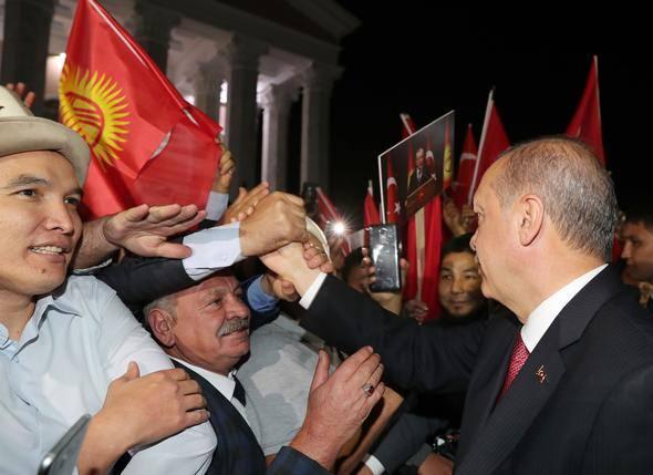 <p>Öte yandan Erdoğan'a bir portresinin ve Rabia sembolünün bulunduğu tablo hediye edildi.</p>

<p> </p>
