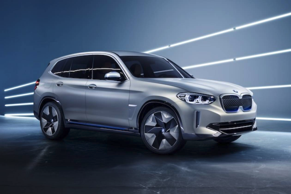 <p>BMW ise nisan ayında Pekin'de tanıttığı elektrikli SUV konsepti iX3 modelinin üretimi için 2020'de düğmeye basacak.</p>
<p> </p>