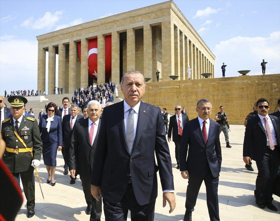 <p><strong>"TÜRK MİLLETİ BUGÜN DE İSTİKLALİNE CANI PAHASINA SAHİP ÇIKIYOR"</strong><br />
<br />
Türk milleti şehitlerimizin fedakârlıklarından, gazilerimizin cesaretinden, binlerce yıla sari kadim değerlerinden aldığı ilhamla 96 yıl önce olduğu bugün de istiklaline canı pahasına sahip çıkmaktadır.</p>
<p>Ülkemizin egemenliğine yönelik son zamanlarda artan tehdit, ihlal ve saldırılar bizi ideallerimizden ve hedeflerimizden asla alıkoyamayacaktır.</p>
<p>Ruhun şad olsun."</p>