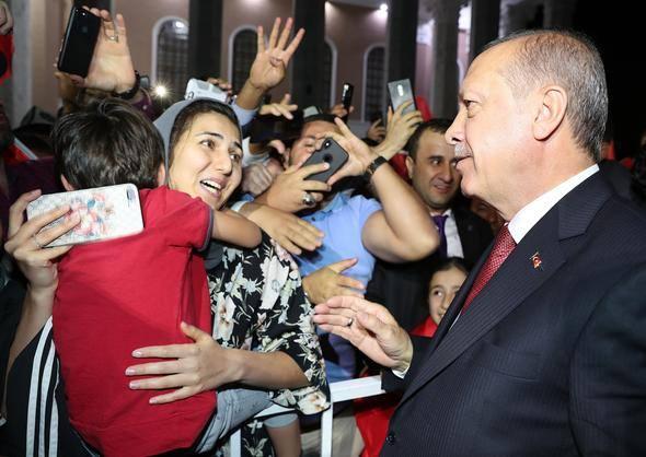 <p>Türkiye Cumhurbaşkanı Recep Tayyip Erdoğan'a, konakladığı otelin önünde bekleyen Türk ve Kırgızlar, yoğun sevgi gösterisinde bulundu.</p>

<p> </p>
