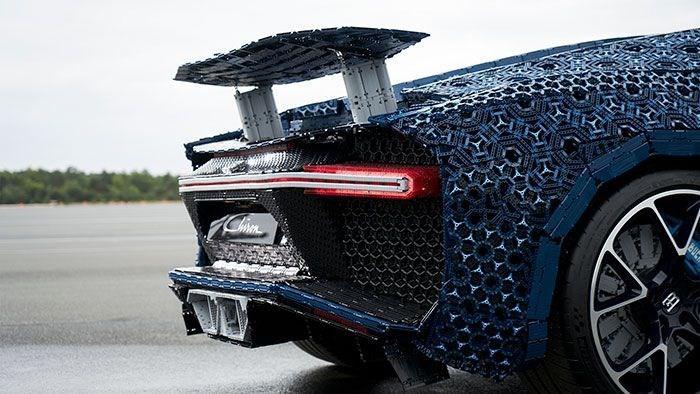 <p>LEGO Bugatti Chiron, saatte 20 kilometre hız yapabiliyor. Gerçek Chiron ise saatte 400 kilometreye kadar çıkabiliyor.</p>