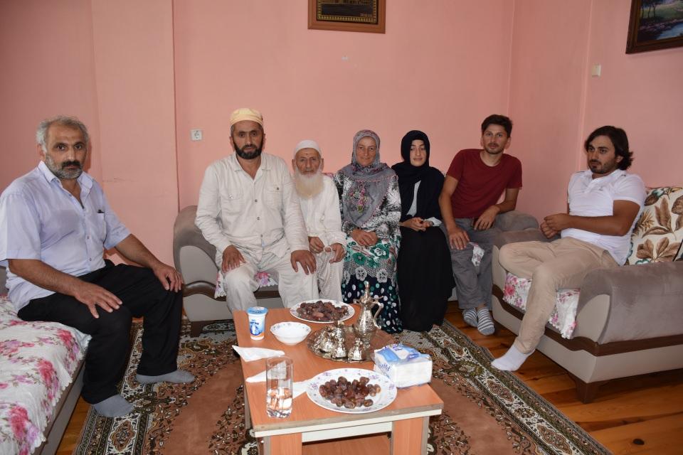 <p>Erbay, hac ibadetini genç yaşta yapmanın önemine vurgu yaparak, "Özellikle gençlerimize bizzat oralara gitmeyi Allah nasip etsin. Benim yaşım da gençti belki ama kutsal topraklara daha genç yaşta gitmek gerek. 20'li, 30'lu, 40'lı yaşlarda gitmek gerekir. Yaşlılar yoruluyor, üzülüyor. İbadet etmekte zorlanıyor. O nedenle oralar gençlerin yeri." ifadesini kullandı.</p>

<p> </p>
