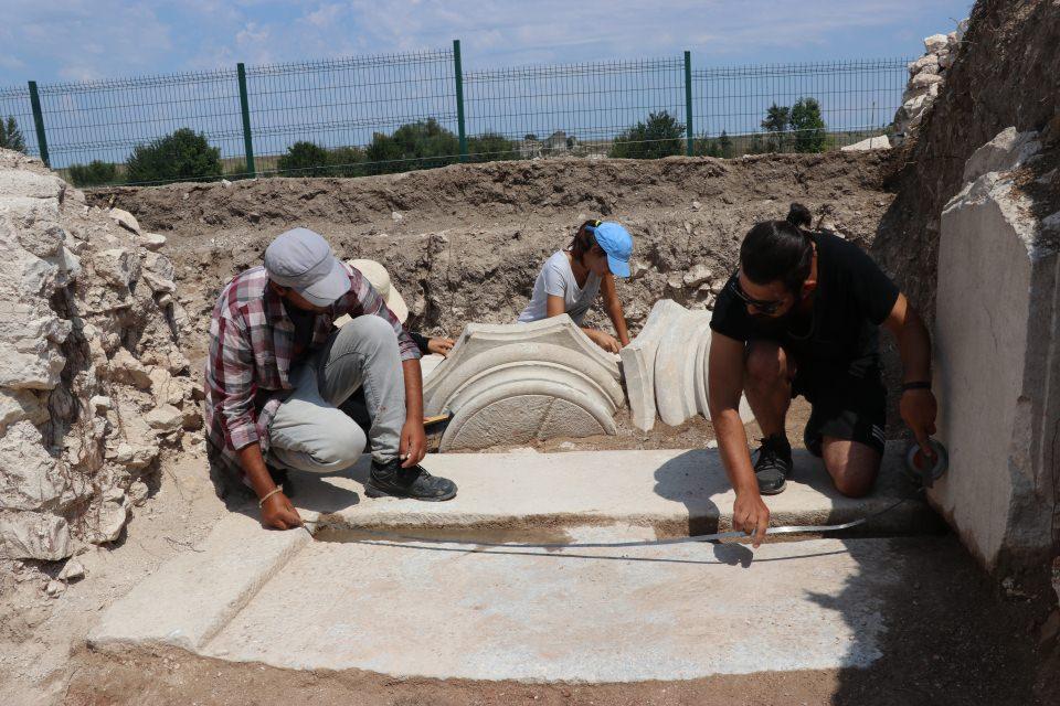 <p><strong>Roma hamamı ortaya çıkarıldı</strong></p>

<p>Antik çağdan kalma bir hamamı da ortaya çıkardıklarına dikkati çeken Özer, "Alman arkeologların yarım bıraktığı hamam kazısını biz tamamladık. O dönemki hamamlar günümüzün hamamları gibi olduğunu gördük. Hamamda çanak, çömlek gibi çok fazla kap yok. Sadece düşürülen sikkelerle karşılaşabiliyorsunuz. Bulduğumuz hamam, milattan sonra 4'üncü yüzyıla kadar faaliyetini sürdürmüş." dedi.</p>
