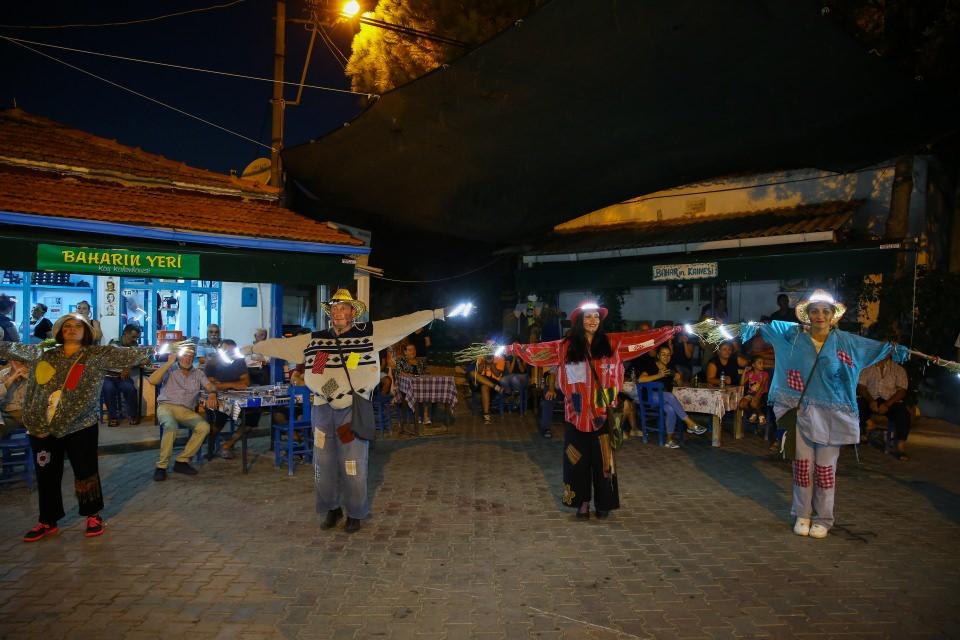 <p>Zaten renkli olan festivalin bu yıl daha da renkleneceğini dile getiren Küçükkayalar, "Festivalin tanıtım gösterimi bile öyle oldu. Bu canlı oyuk gösterisiyle oyukların tarlalardan köye gelişini canlandırdık. Burada korkulukların amacı köylüleri ikna edip tekrardan tarıma ve üretime yönledirmek olacak. Biz de bunu sembolize eden bir gösteriye imza attık." dedi.</p>
<p> </p>