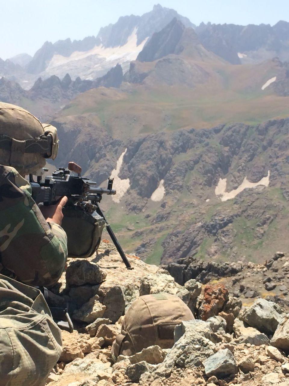 <p><strong> Kırmızı listeye bir çizik daha</strong></p>
<p>Genelkurmay Başkanlığından dün yapılan açıklamada, Hakkari'nin Yüksekova ilçesi İkiyaka Dağları bölgesinde düzenlenen operasyonda, aranan teröristler listesinde kırmızı kategoride yer alan bölücü terör örgütünün sözde bölge sorumlusu "Bager Andok" kod adlı Fatih Özden'in de etkisiz hale getirildiği açıklandı.</p>