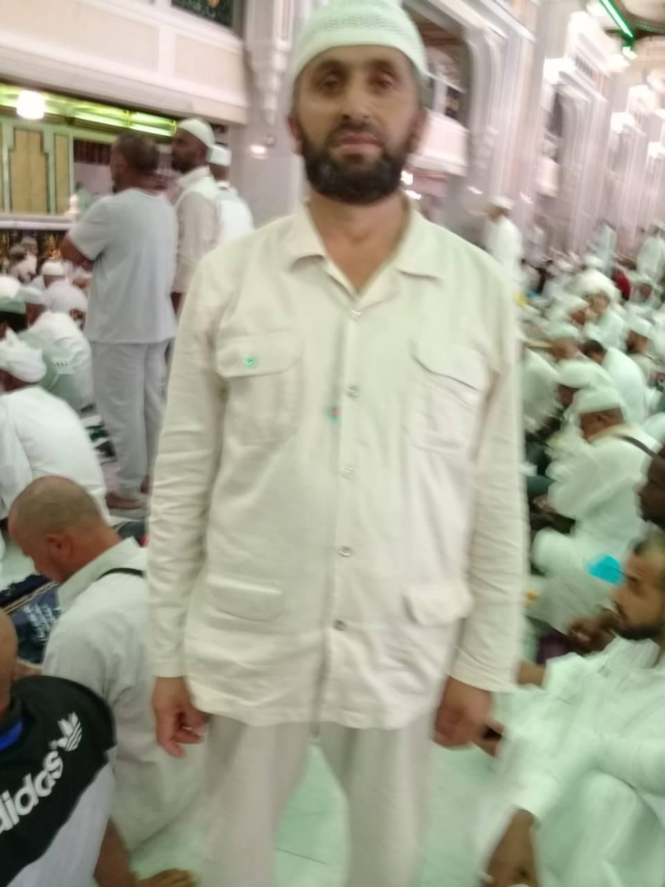 <p>5 çocuk sahibi Ali Kol da iki sene önce umreye gittiğini belirterek, "Hep birlikte hacca gittik. Bize damadım yardımcı oldu. Dizimden dolayı fazla yürüyemiyorum. Beni taşıdı, Allah razı olsun. O olmasaydı ibadetlerimi yapamazdım. Allah'ım fırsat verdi, emrettiklerini yaptık." diye konuştu.</p>
<p> </p>
