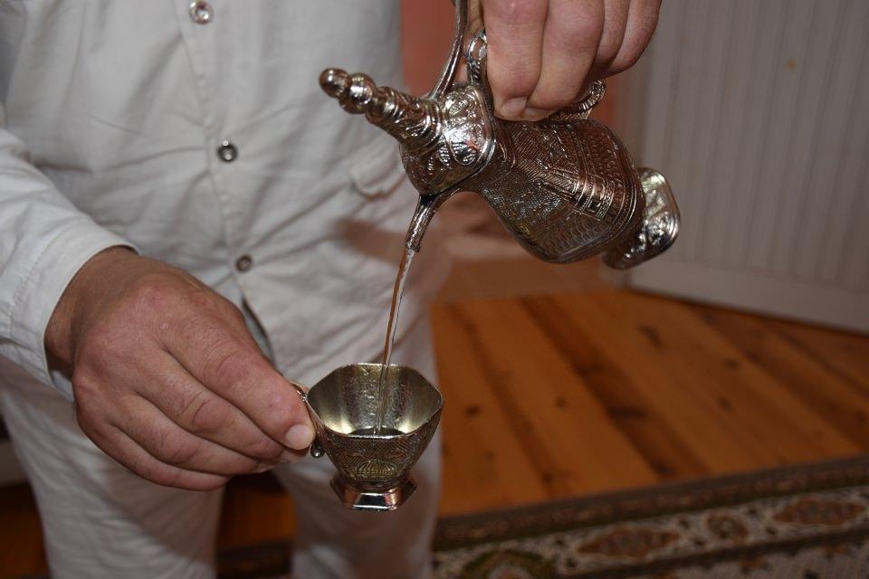 <p><strong>"Onun duası bana yeter"</strong></p>

<p>Annesine ise kiraladığı tekerlekli sandalyeyle ibadetini yaptırmaya çalıştığını anlatan Erbay, "Annem de bana dua etti, ağladı, beni de ağlattı. Onun duası bana yeter. Sadece kayınbabam ile anneme değil, tanımadığım yaşlılara da orada kolundan tutup yardımcı oldum." diye konuştu.</p>
