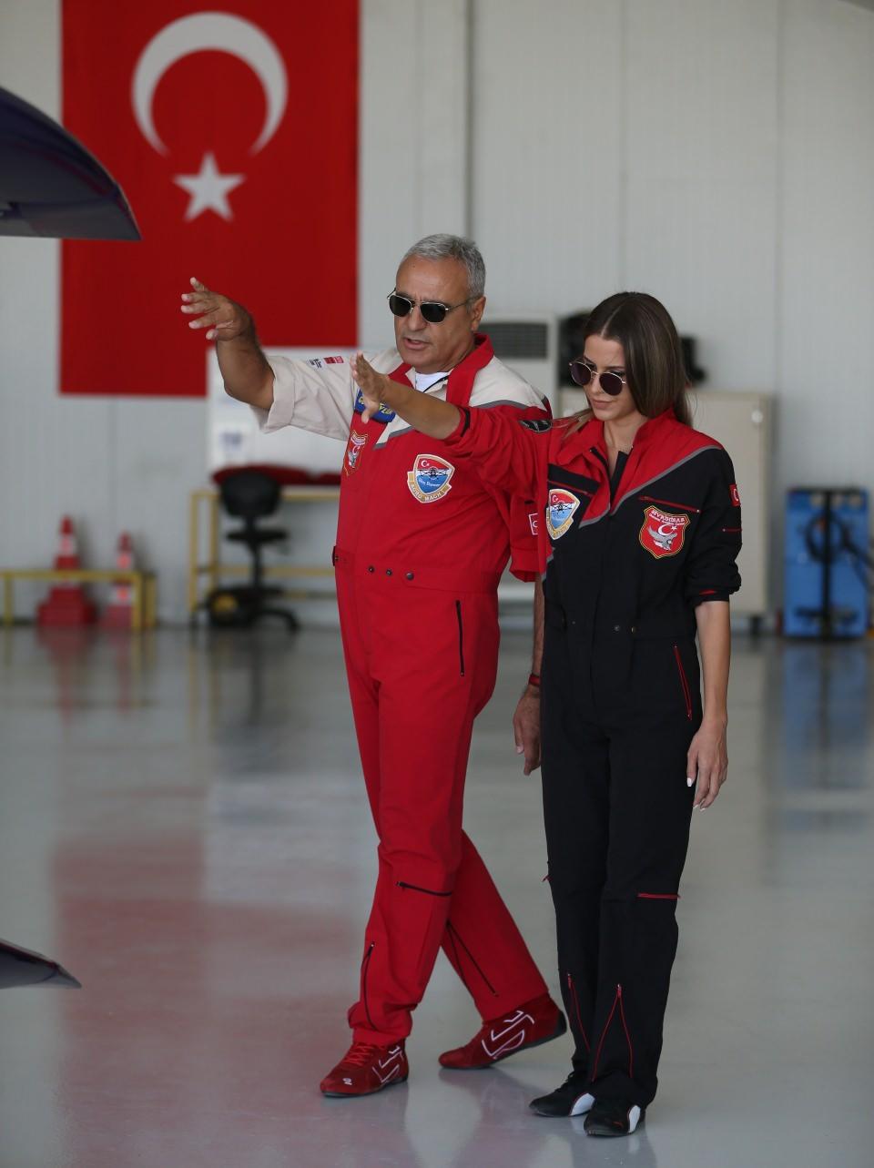 <p><strong> "Baba-kız gökyüzünde olmak bambaşka bir duygu"</strong></p>
<p>Türkiye'nin tek sivil kadın akrobasi pilotu Semin Öztürk Şener de babasıyla ebeveyn ilişkisi dışında öğretmen-öğrenci ilişkisini çok güzel kurduklarının altını çizdi.</p>
<p>Babasının aynı zamanda öğretmeni olduğunu kaydeden Şener, "Birlikte uçmaya alışığız. Babamla aynı anda gökyüzünde olmak çok heyecan verici. Baba-kız gökyüzünde olmak bambaşka bir duygu. Uçuş sırasında sağıma bakıp, babamın idaresindeki 'Mor Menekşe'yi gördüğümde mutluluk duyuyorum." ifadelerini kullandı.</p>