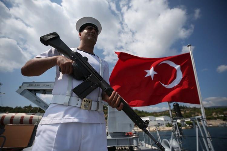 <p>Dalgıçlar non manyetik ve zayıf bir akustik ize sahip cihazlarla görev yaparken azami 300 metre derinliğe kadar görevlerde ise uzaktan kumandalı sualtı cihazı kullanılıyor.</p>
<p> </p>