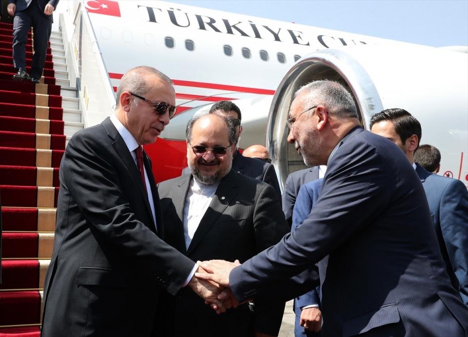 <p>Türkiye Cumhurbaşkanı Recep Tayyip Erdoğan, Suriye meselesi için yapılacak "Üçlü Zirve"ye katılmak üzere, İran'ın başkenti Tahran'a geldi.</p>

<p> </p>
