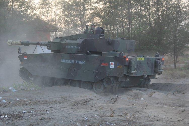 <p>Bu yöndeki çabalar kapsamında 30-35 ton ağırlık sınıfındaki Kaplan MT'nin gündeme geldiğini belirten Kurt, Endonezya'nın orta ağırlık sınıf tank ihtiyacını karşılamak için PT Pindad ile ortak geliştirmeye dayalı bir proje modeli üzerinde anlaşmaya vardıklarını ifade etti.</p>
<p> </p>