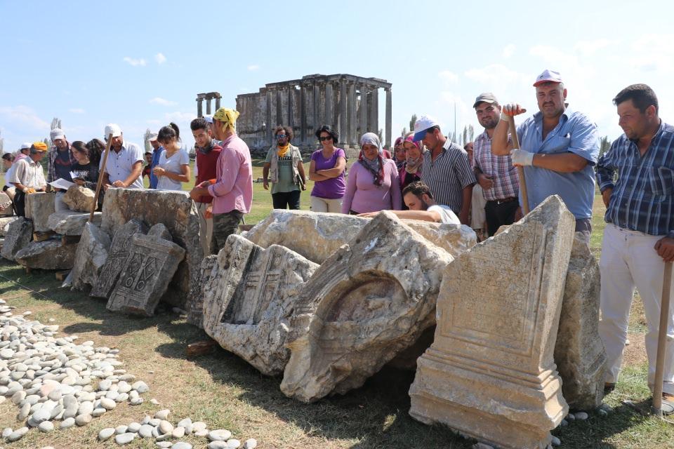 <p><strong>Gözdeki kuruluğun tedavisinde kullanılmış</strong></p>

<p>Özer, bir mezarda "lykion" adı verilen göz kremi kabı bulduklarına işaret ederek şu değerlendirmeyi yaptı:</p>

<p>"Bu kabın özellikle antik Roma döneminde göz kremleri için kullanıldığını biliyoruz. Antik çağda bunun ham maddesi Likya bölgesinde ve Hindistan'da var. 18. yüzyılın sonuna kadar da bu bitkinin özellikle gözdeki kuruluk için tedavi amaçlı kullanıldığı da kaynaklarda geçiyor. </p>
