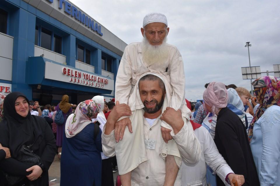<p>Trabzonlu Murat Erbay, ailesiyle gittiği kutsal topraklarda, ibadetleri boyunca yürümekte güçlük çeken annesine tekerlekli sandalye kiralayıp kayınpederini de  zaman zaman omzunda taşıyarak hac ibadetini yerine getirdi.</p>
