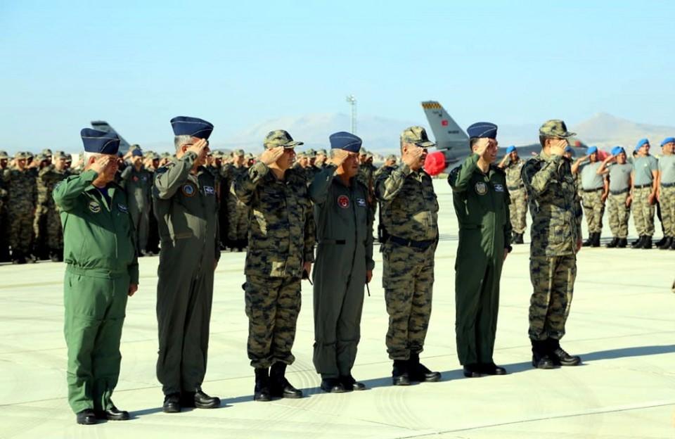 <p>Tatbikat anısına 'Tek millet iki devlet' yazılı özel armalar takılırken, Türk pilotlar Azeri pilotları sarılarak karşıladı. </p>