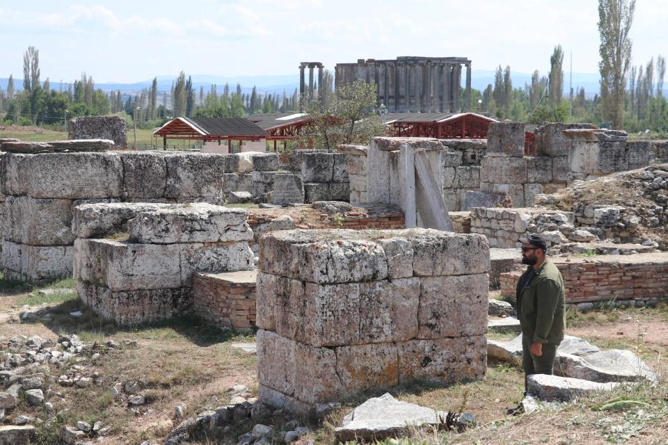 <p>Özer, milattan sonra birinci yüzyılın başından itibaren ise ölüleri yakarak gömme geleneğinin azaldığını ve sonrasında inhumasyon (yakılmadan normal defin) uygulamasına dönüldüğünü aktardı.</p>

<p> </p>
