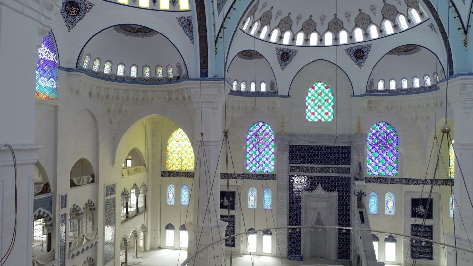 <p>Yapımı 5 yıldır devam eden Çamlıca Camii’nde artık sona yaklaşıldı. Cami içine halı sermeye kısa bir süre kalırken, caminin son hali havadan görüntülendi. </p>
