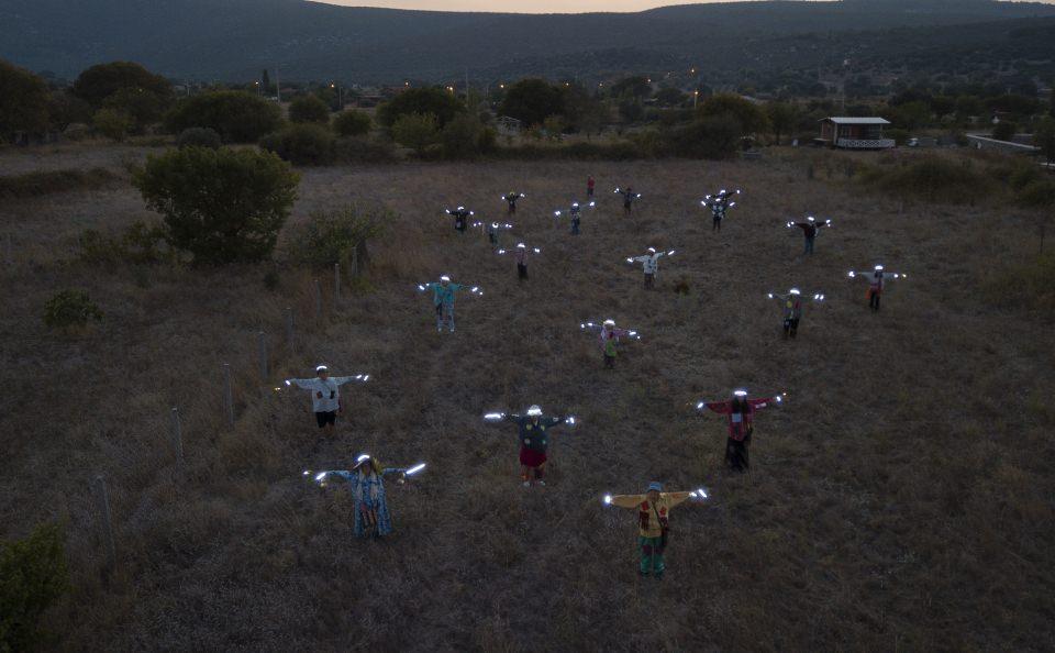 <p>Mahallede sokakta rahatça oyun oynayabildiklerini kaydeden Akay, "Ablam İzmir'de oturuyordu. Oraya gidiyorum bazen. Geceleri uyuyamıyordum araba sesinden. O yüzden ben hep köyde kalmayı tercih etmişimdir." dedi. </p>
<p> </p>
