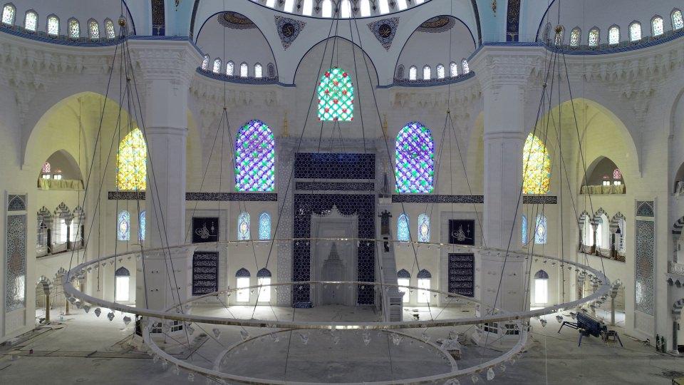 <p>İstanbul'un en büyük yapılarından biri olacak olan Çamlıca Camii inşaat çalışmalarında sona gelindi. 2013 yılında yapımına başlanan cami artık halıları serilecek duruma geldi. Caminin içi ve dış aydınlatmalarının tamamlandığı görülürken, işçilerin itina ile emek sarf ettikleri gözlendi. </p>

<p> </p>
