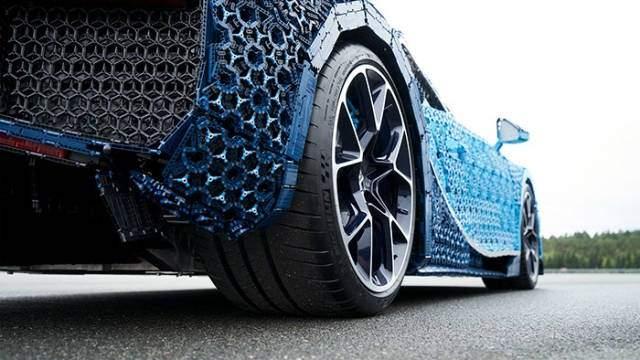 <p>Lego Group'un ürün ve pazarlama başkanı Lena Dixen'in söylediğine göre "bu büyüklükteki model türünün ilki ve pek çok açıdan bu araçla kendi hayat gücümüzün sınırlarını zorlamak istedik."</p>
<p> </p>