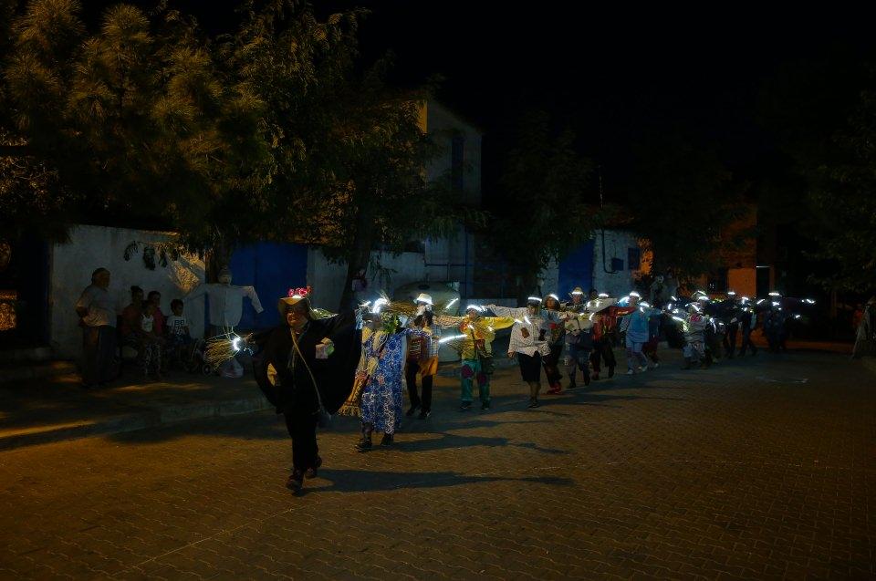 <p> Korkuluk kostümlerine döşenen LED ışıkları yakıp söndürerek mahalle meydanına hareket eden "korkuluklar"ın yürüyüşü, renkli görüntüler oluşturdu. </p>
<p> </p>