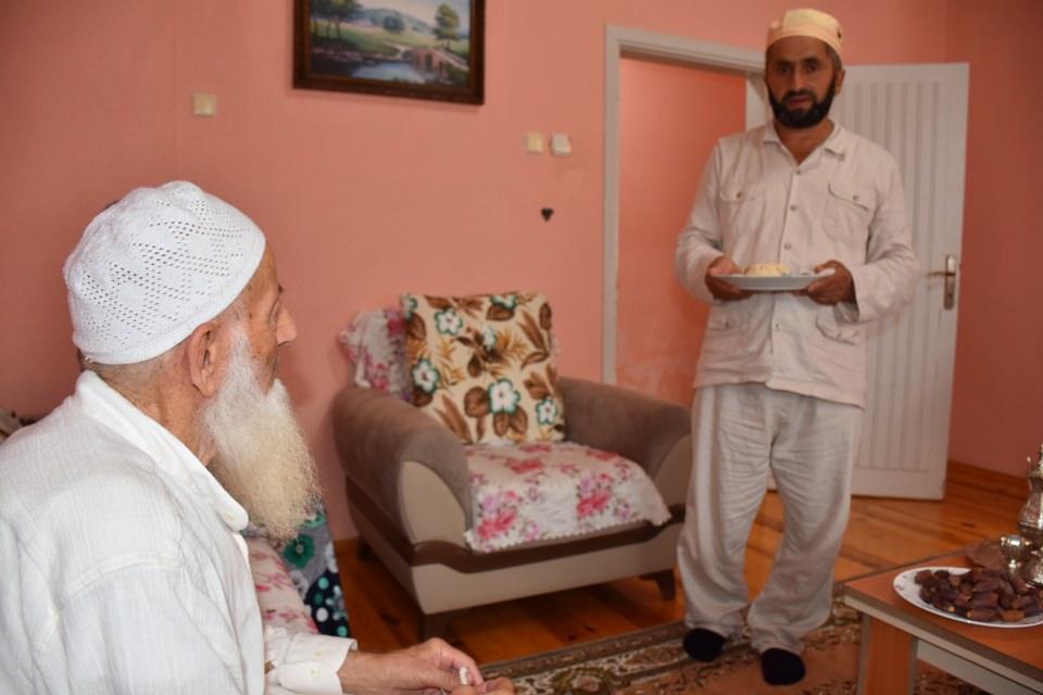 <p>Yürümekte zorluk çektiği zamanlarda kayınpederini omzunda taşıyan Erbay, 34 gün süren hac görevinin ardından Trabzon'a döndü. Havalimanı çıkışında da kayınpederini omuzunda taşıyan Erbay, görenlerin takdirini kazandı.</p>

<p> </p>
