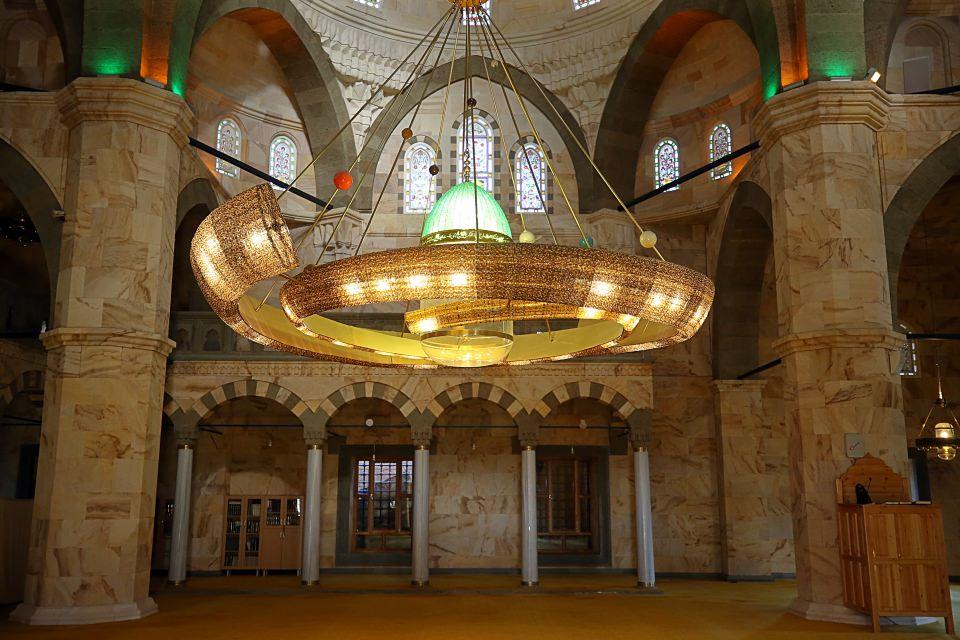 <p>Sarı taşlar Bayburt'tan, yeşil taşlar bulunduğumuz ilçeden getiriliyor. Burada taşlar hızarda biçiliyor, tek tek ele alınıyor. Daha sonra da ustalarımız tarafından nereye gerekiyorsa yerleştiriliyor."</p>