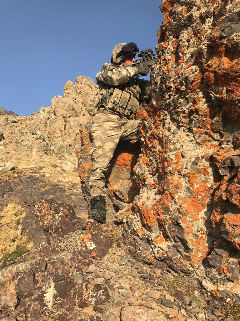 <p><strong>Teröristler örgütten kaçmaya çalışıyor </strong></p>
<p>Operasyonların ardından bölgedeki birçok teröristin bölücü terör örgütünden kaçmak için fırsat kolladığı öğrenildi. Operasyonlarda verilen ağır zayiatların ardından kendilerinin bile bile ölüme gönderildiği, örgütten kaçmanın yollarını aradıkları bilgisi, teslim olan teröristlerin ifadelerine yansıdı.</p>