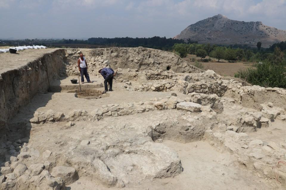 <p>Önceki yıllarda Sirkeli Höyüğü'nü turizme açmak amacıyla Hicaz Demiryolu'nda kullanılan yaklaşık 4 vagondan biriyle istasyon evinin restore edildiğini belirten Novak, ayrıca bölgedeki çalışmalar ve höyüğün tarihiyle ilgili Türkçe ve İngilizce bilgilendirme panoları yerleştirdiklerini söyledi.</p>

<p> </p>
