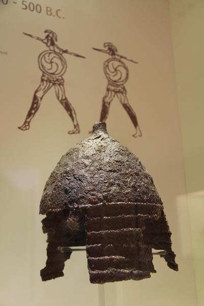 <p> 1999 yılında Alman Arkeoloji Enstitüsü’nden eski Boğazköy Kazı Başkanı Jurgen Seeher tarafından Büyükkale mevkinde bulunan demir miğfer, Frig dönemine tarihleniyor. Boğazköy Müzesi'nde sergilenen miğfer müzenin de en nadide eserleri arasında yer alıyor.</p>

<p> </p>

