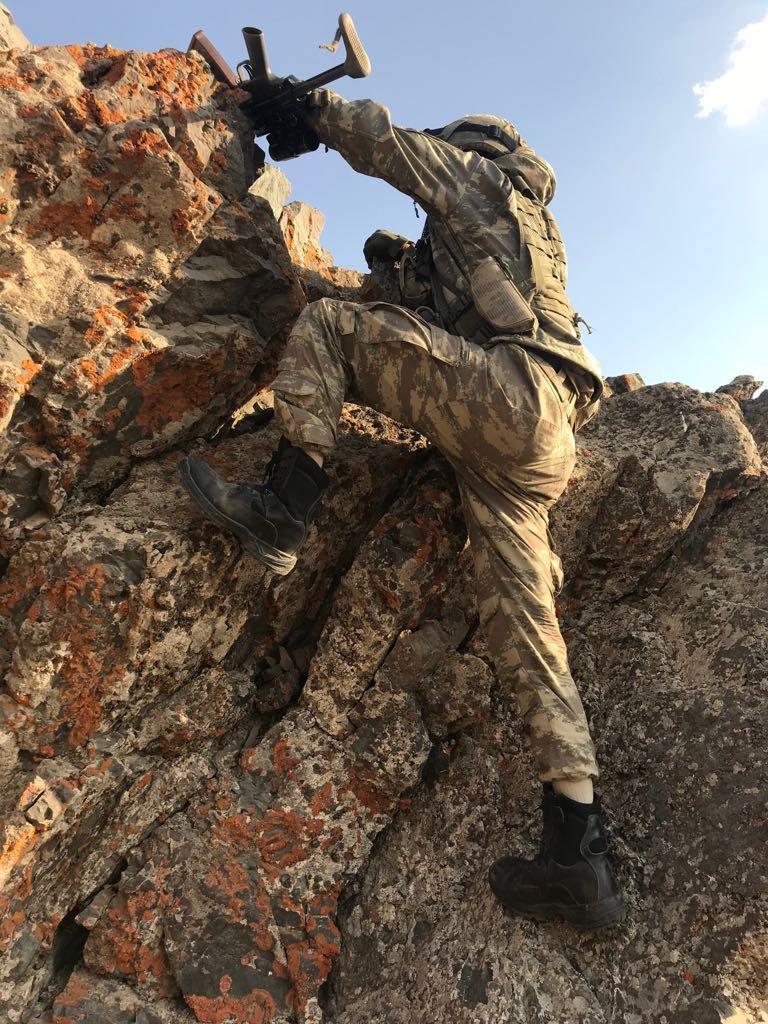 <p><strong>MAKÖ'ler patlayıcı arıyor</strong></p>
<p>Operasyonlarda, Mayın Arama Köpekleri (MAKÖ) de görev aldı. MAKÖ'ler sayesinde tespit edilen çok sayıda el yapımı patlayıcı, Mayın ve El Yapımı Patlayıcı Tespit ve İmha (METİ) timlerince imha edildi.</p>