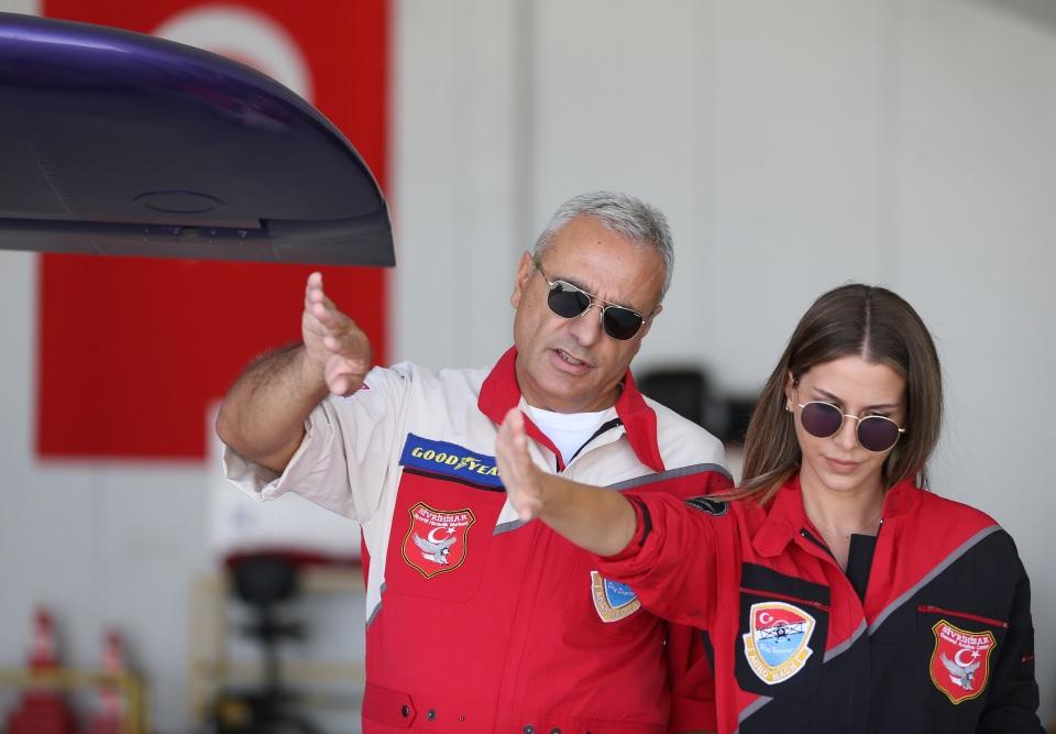 <p>Şener, aile bireylerinin kendisini desteklemesinin ve başarılarından gurur duymasının kendisini mutlu ettiğini söyledi.</p>
<p> </p>