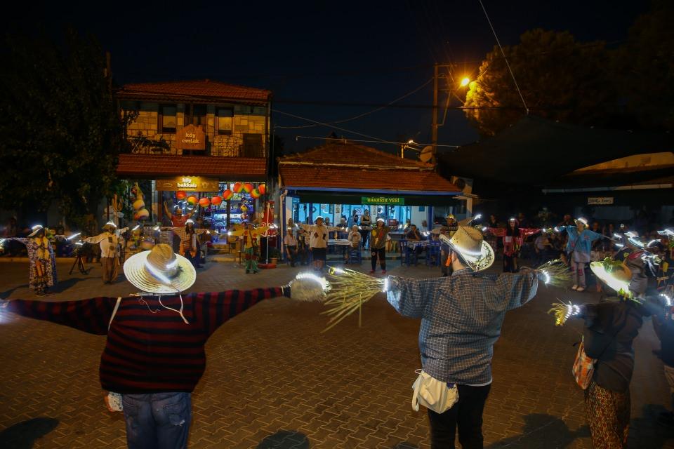 <p><strong>"Gençlerin köye dönüşünü sağladık"</strong></p>
<p>Festival Komitesi Başkanı Demet Küçükkayalar, AA muhabirine yaptığı açıklamada, bu seneki festivalde konukları birçok sürprizin beklediğini söyledi.</p>