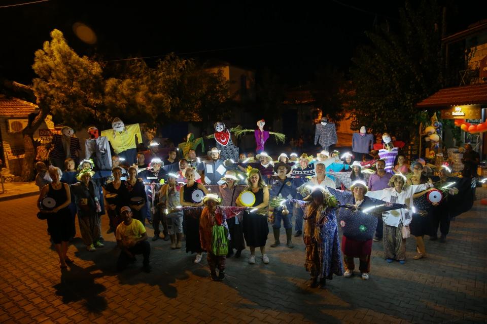 <p>"Canlı korkuluklar"ın genç temsilcisi İlay Akay (10) ise festival boyunca annesine gözleme yapımında yardım ettiğini belirtti.</p>
<p> </p>