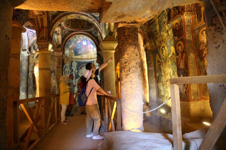 <p>Kapadokya'da bulunan din tarihine ışık tutan Karanlık Kilise koruma altına alındı. Fresklerle çizilen dini olayları anlatan duvar figürleri ile dolu bu kilise günümüze kadar hiç bozulmadan ulaşmıştır.</p>
