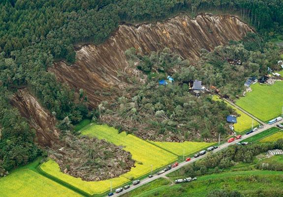 <p>Japonya'yı yerinden oynatan 6.7 büyüklüğündeki depremin yol açtığı felaketten korkunç kareler geliyor.</p>

